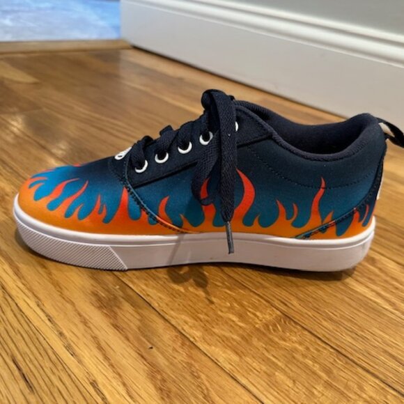 Youth Size 5 Heelys Flames Wheeled Shoes Sneakers - Picture 2 of 6